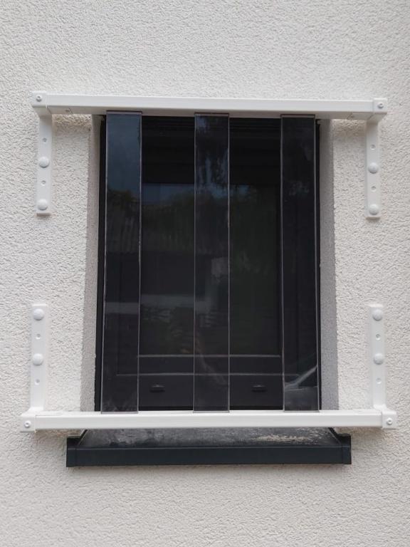 Fenstergitter modern und durchsichtig Außenansicht