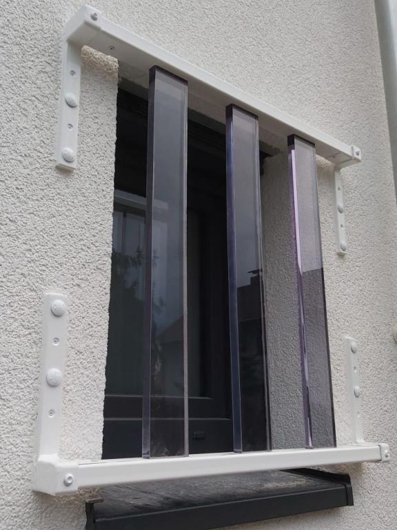 Einbruchschutz Fenstergitter  Fenstergitter, Einbruchschutz, Gitter